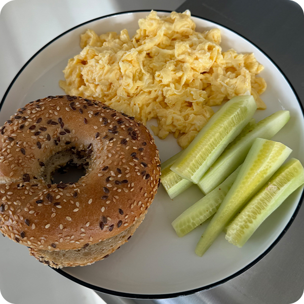 Proteinowa jajecznica na talerzu