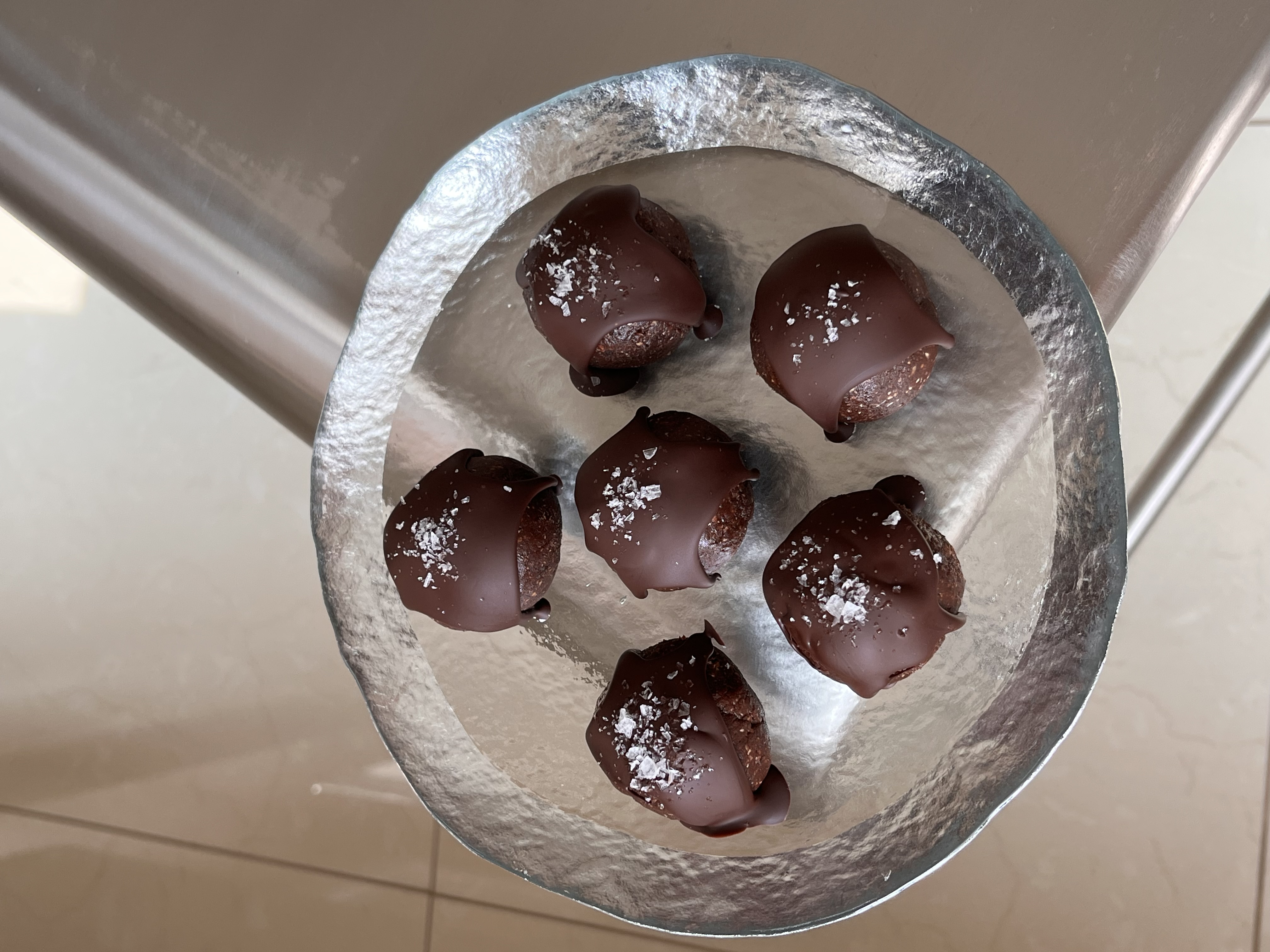 Proteinowa jajecznica na talerzu